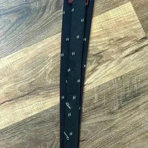 Oscar de la Renta Vintage Tie Beautiful Black with gray rectangular design. - Picture 11 of 16